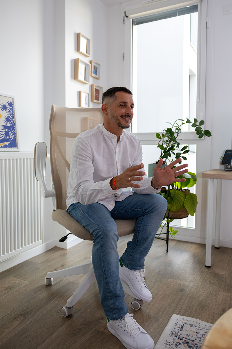 Julien, psychopraticien à Montreuil, en posture souriante et accueillante
