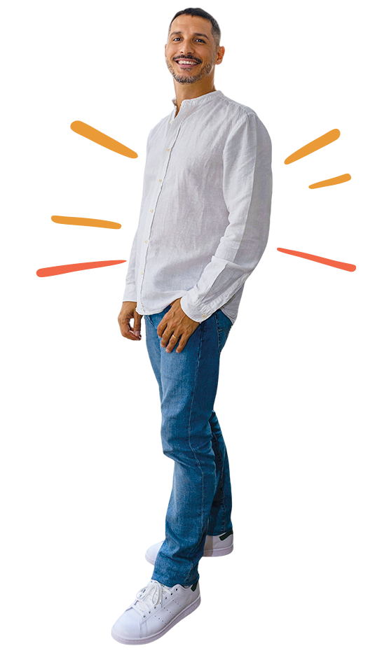 Julien, psychopraticien à Montreuil, en posture souriante et accueillante