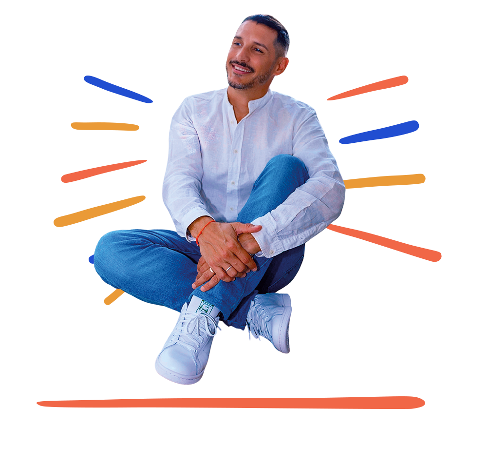 Julien, psychopraticien à Montreuil, en posture souriante et accueillante