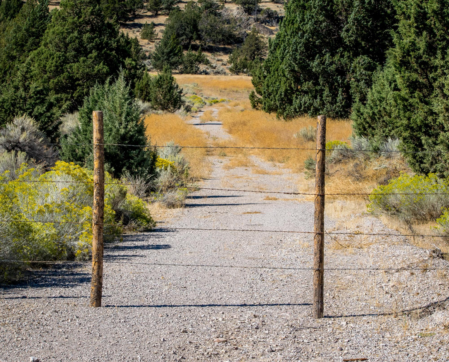 Illustration du sabotage psychologique Chemin en gravier barré par deux poteaux symbolisant un blocage ou un sabotage